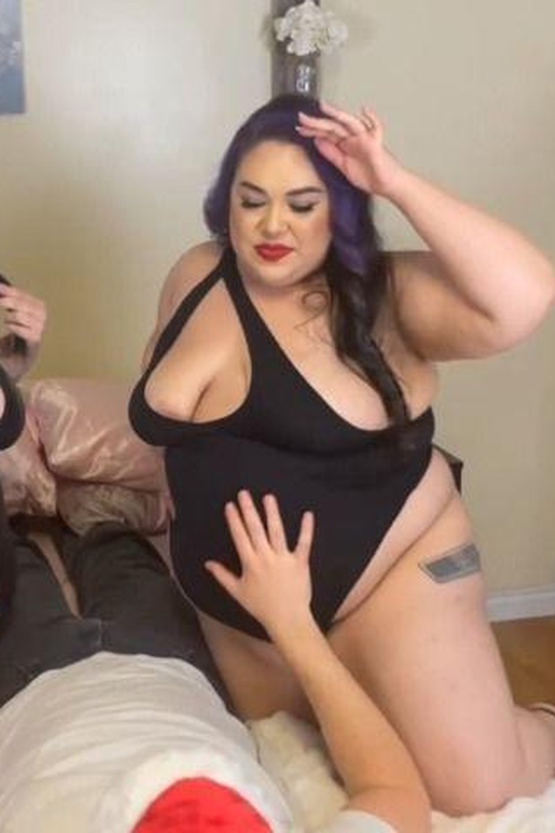 Santa Gets Squashed - Screenshot 1 of 4 - BBW