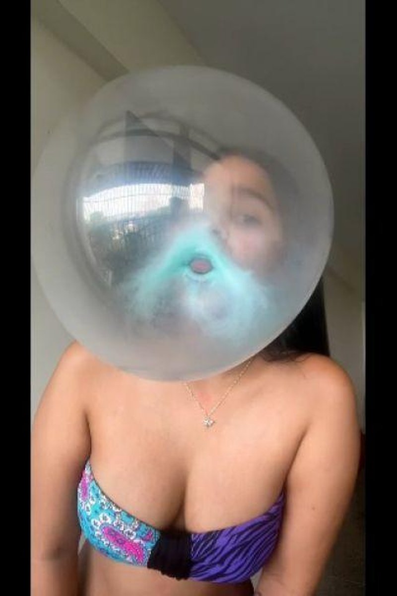 Bikini Session Bubbles - Screenshot 1 of 4 - Bubble Gum