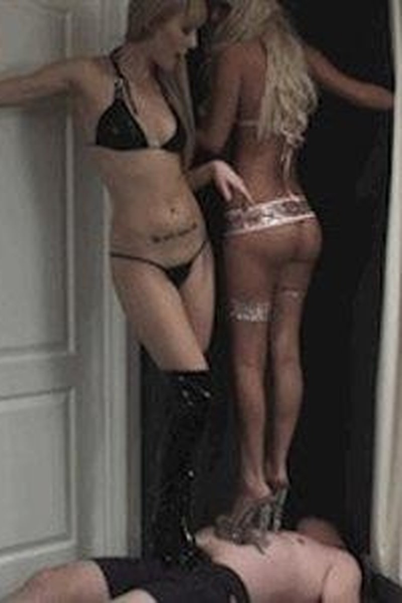 Twin Tower Trampling - Screenshot 1 of 4 - Blond Hair