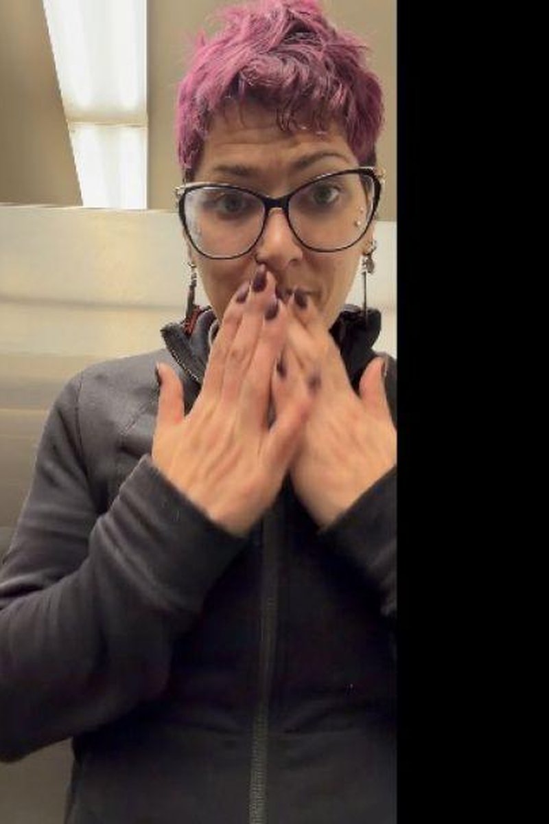 Peeing At Work - Screenshot 1 of 4 - Golden Shower