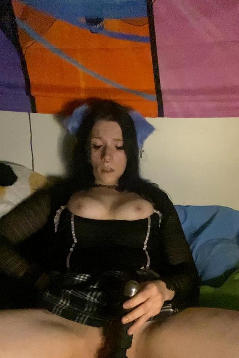 Buzzing Excitement - Screenshot 1 of 4 - Cosplay