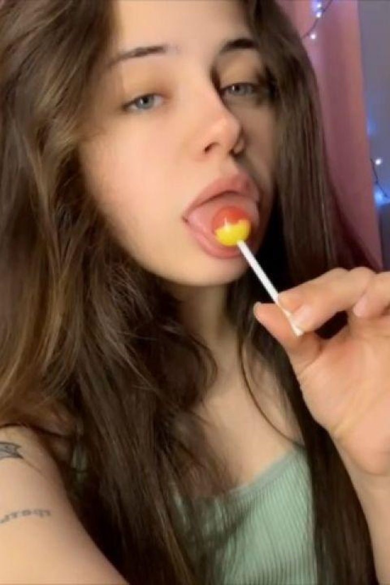 Sucking Candy - Screenshot 1 of 4 - Brown Hair