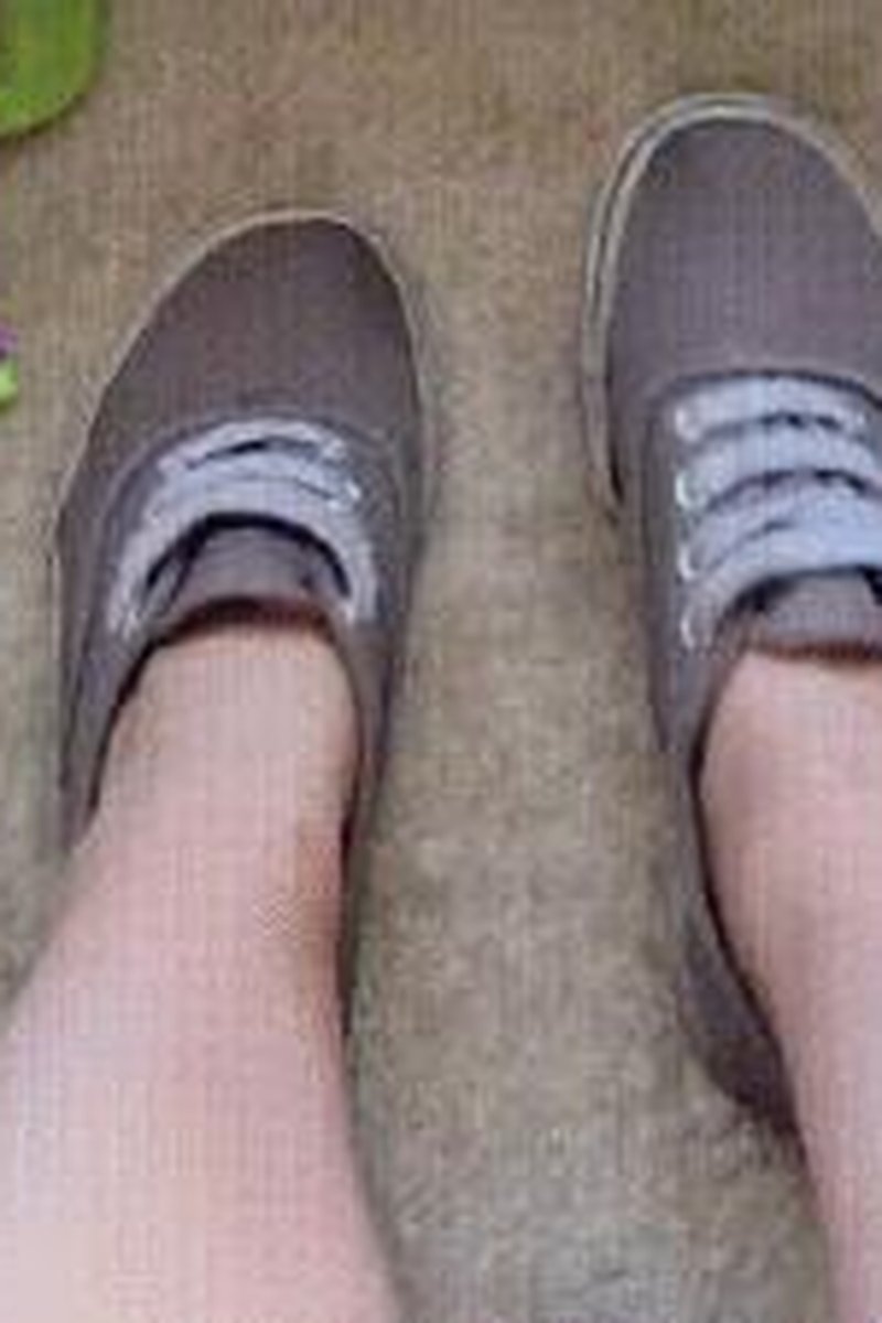 Goofy, Smelly Feet - Screenshot 1 of 4 - Foot Fetish