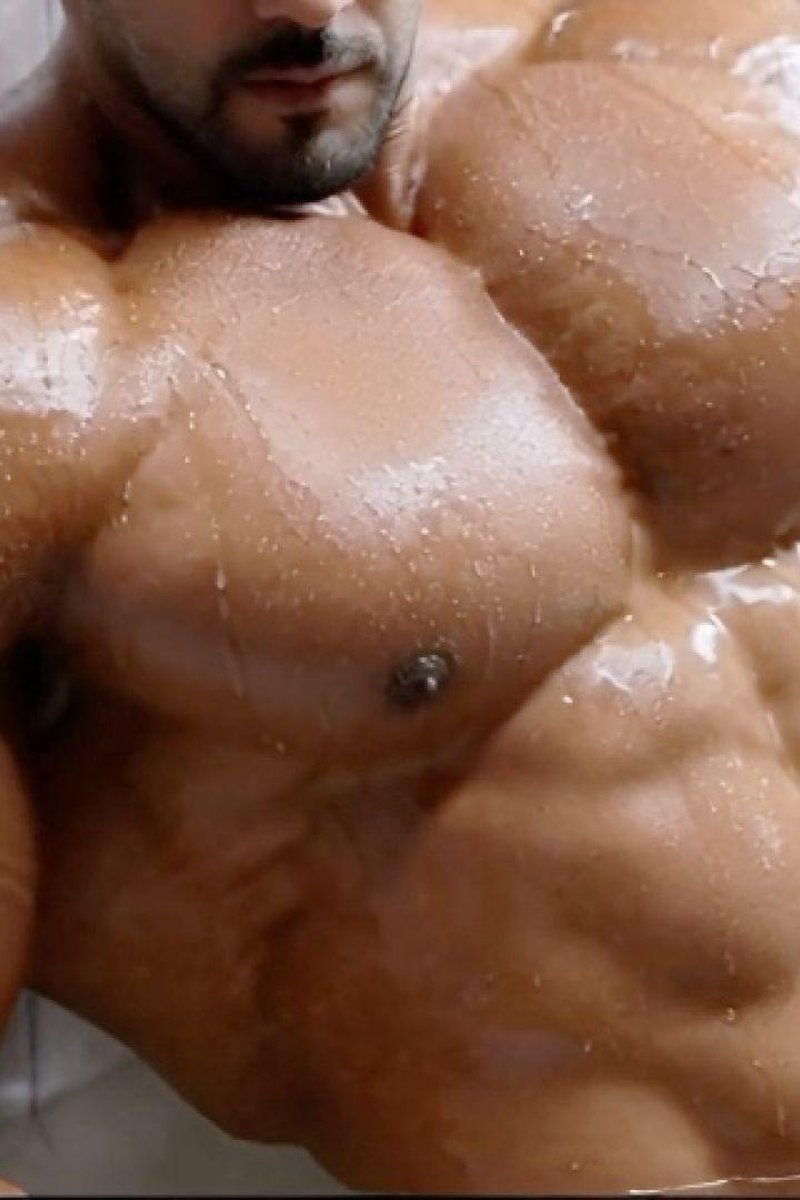 Hot Shower - Screenshot 1 of 4 - Bodybuilder