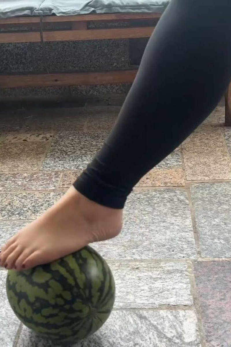 Ella - Melon Crush - Screenshot 1 of 4 - Crush Fetish