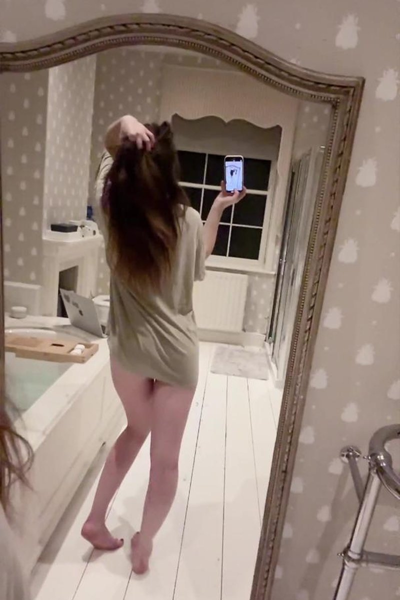 Addicted To Baths - Screenshot 1 of 4 - Belle Delphine