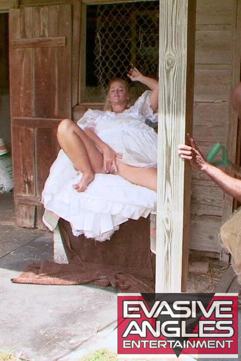 Dee Siren Gets Her Pussy Stuffed in the Stable - Screenshot 1 of 4 - Blond Hair