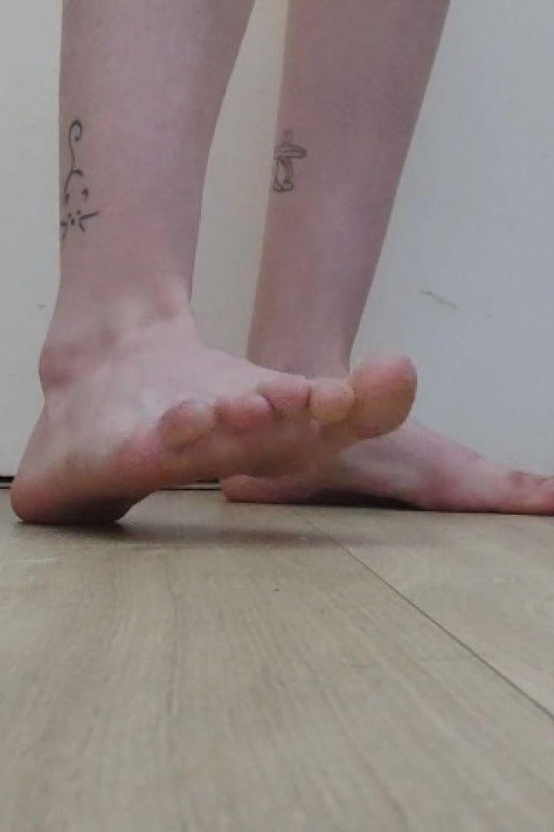 Foot Tapping - Screenshot 1 of 4 - Foot Fetish