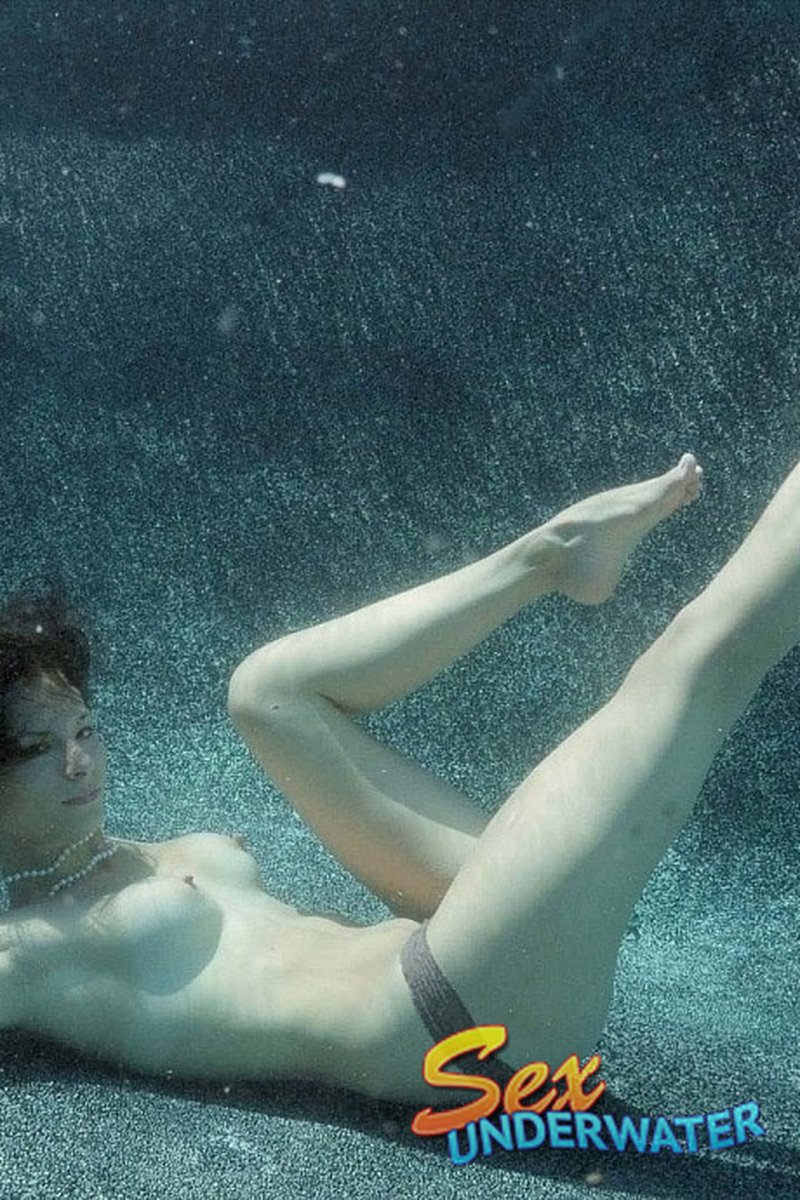 Touch Alexis! - Screenshot 1 of 4 - Water