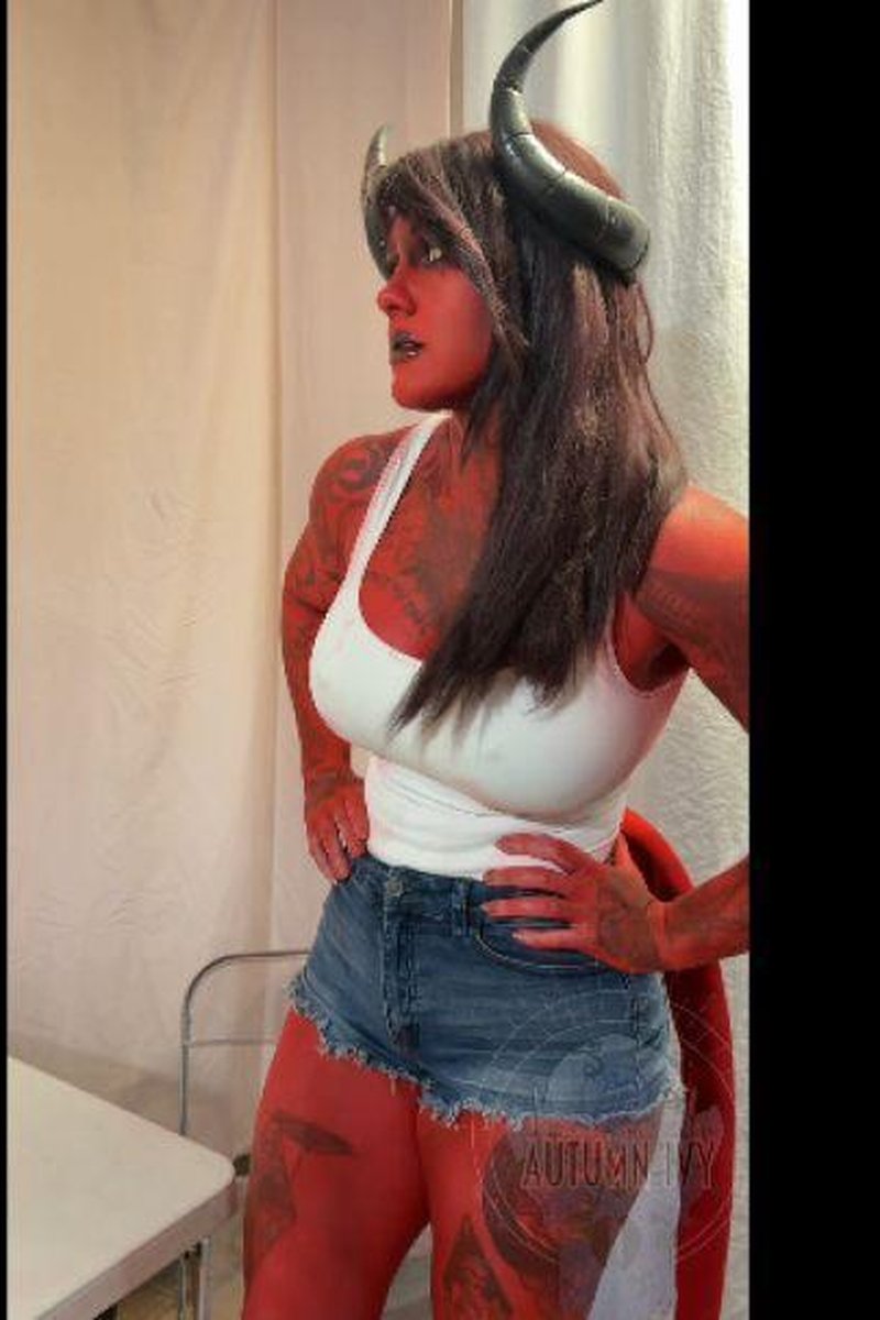 Malevola's Magic Card Loss - Striptease - Screenshot 1 of 4 - Body Paint