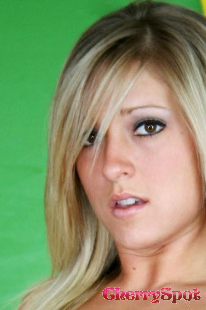 Carmen Kinsley Solo - Screenshot 1 of 4 - Masturbation