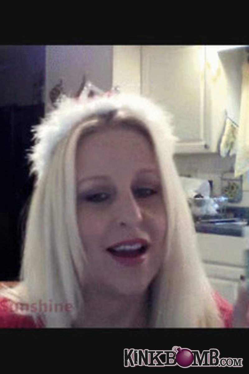 Domina Sunshine: Smoking Hot Queen Bitch - Screenshot 1 of 4 - Bitch
