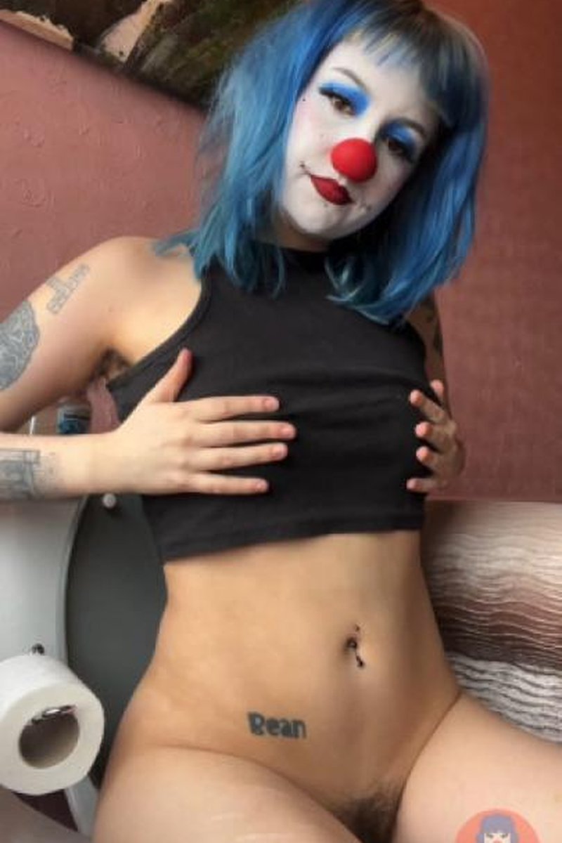 Pee Compilation - Screenshot 1 of 4 - Clussy