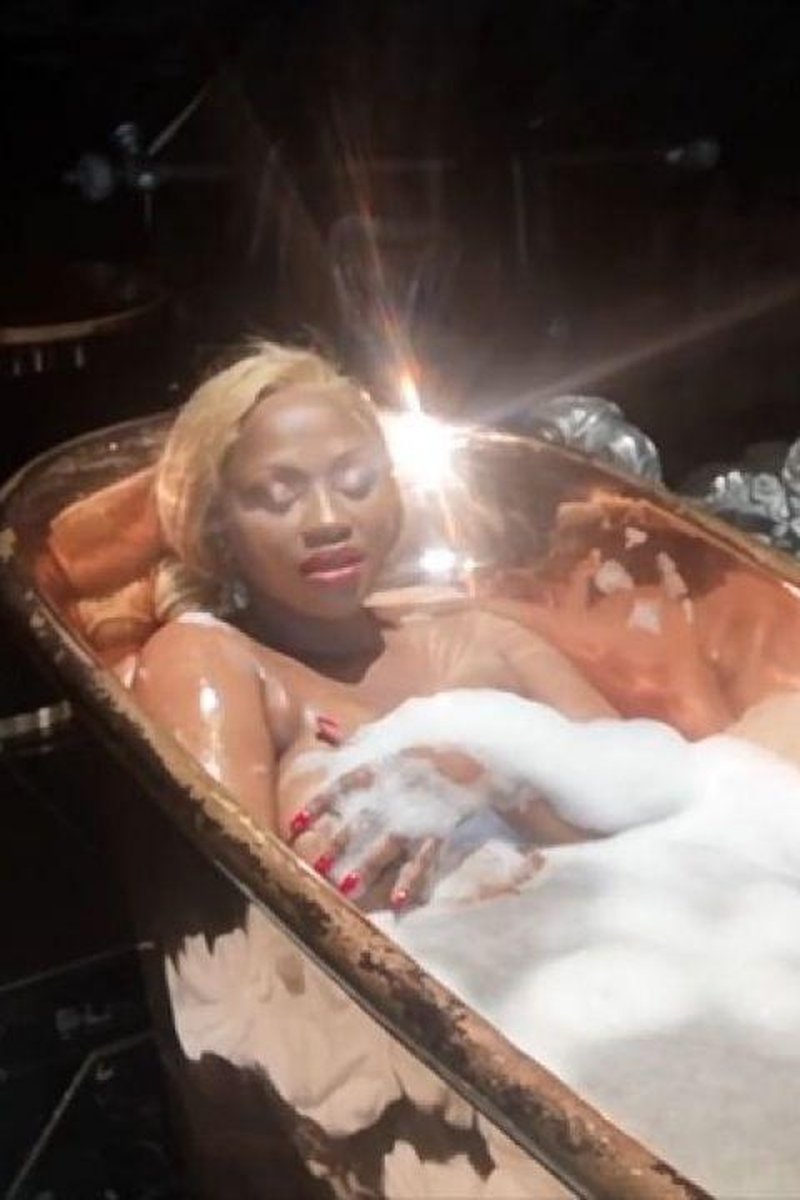 Bathing Your Goddess - Screenshot 1 of 4 - Babes