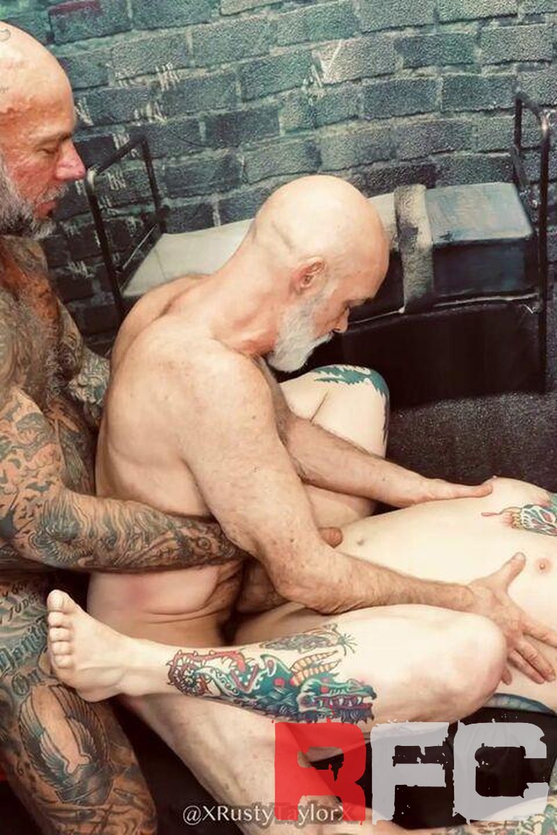 Prison Spit-Roast! - Screenshot 1 of 4 - Big Muscle Guys