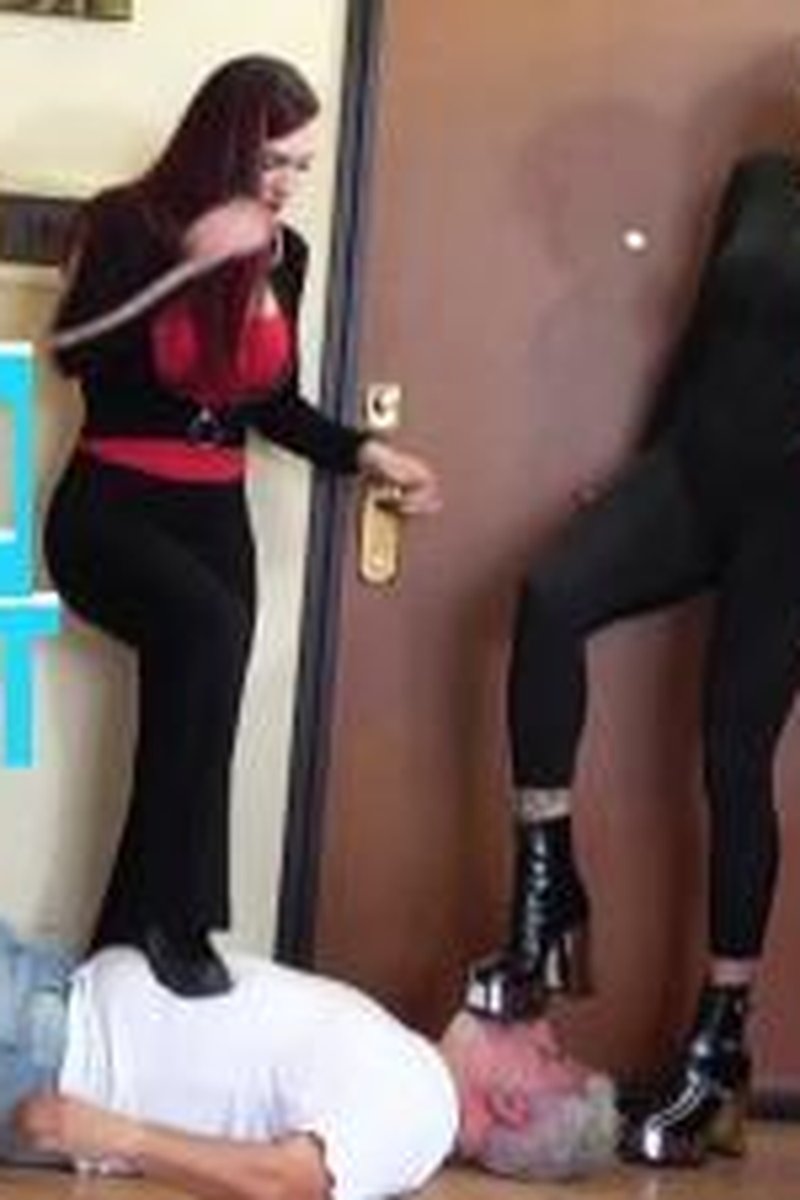 The Human Doormat - Screenshot 1 of 4 - Boots