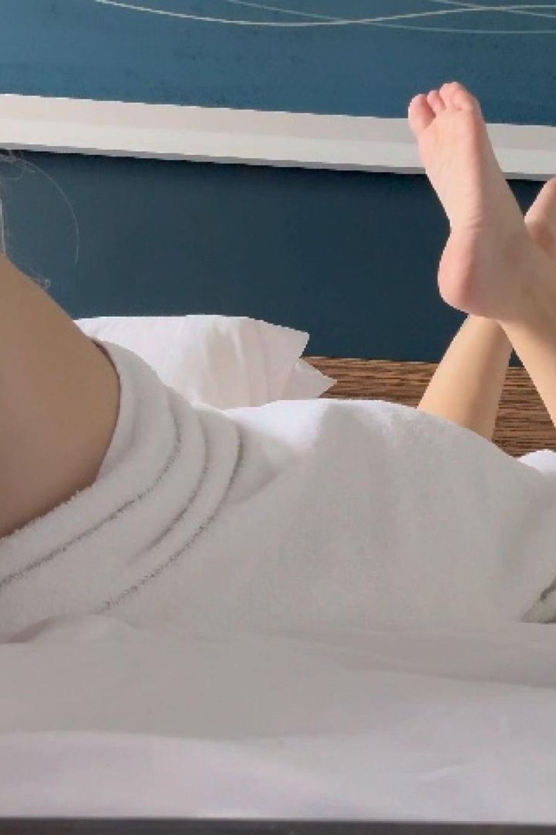 Ignoring Custom - Screenshot 1 of 4 - Big Tits