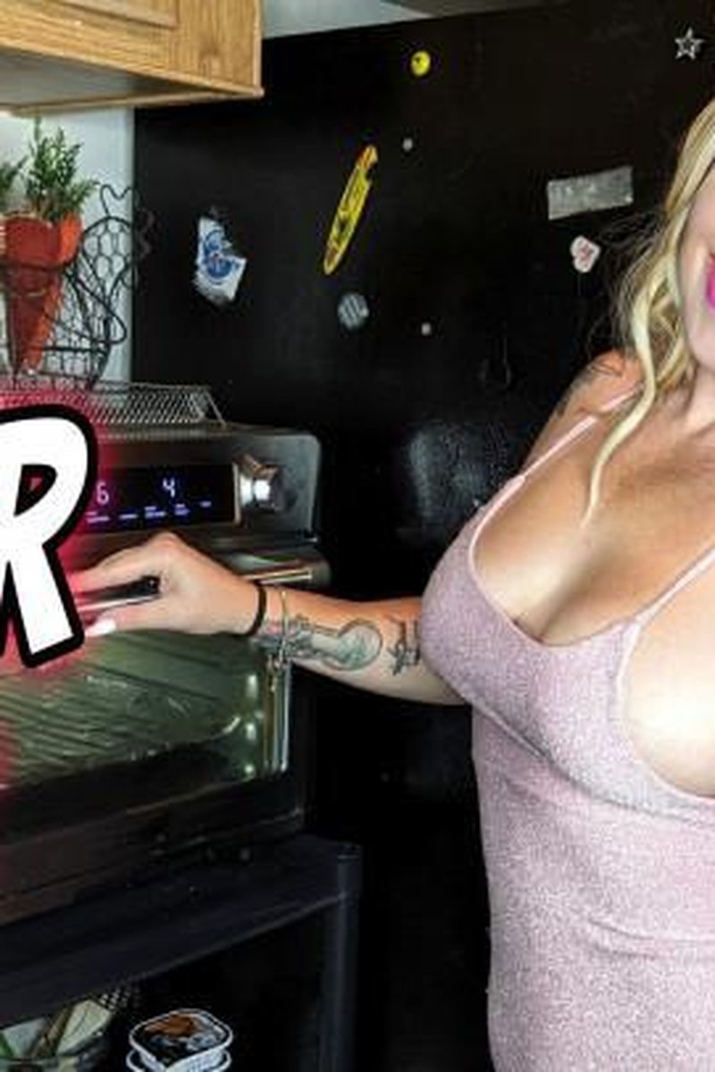 Tiny Dinner Date - Screenshot 1 of 4 - Belly Fetish