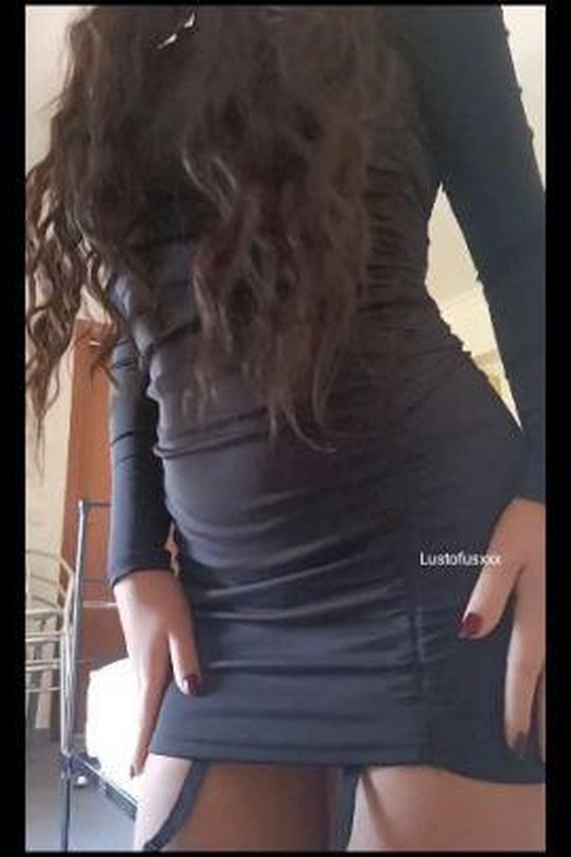 Stripping Down For You While Lapdancing - Screenshot 1 of 4 - Brown Hair