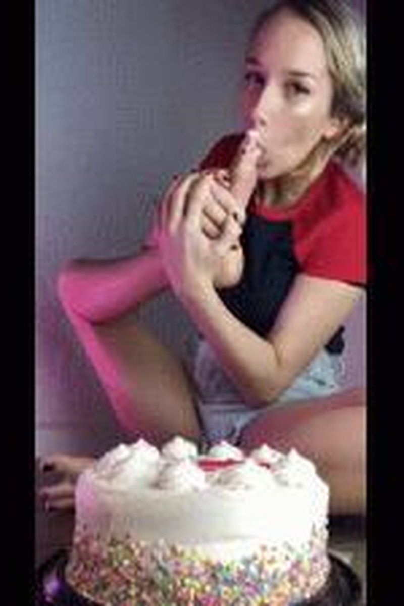Cake Smash - Screenshot 1 of 4 - Cake Fetish