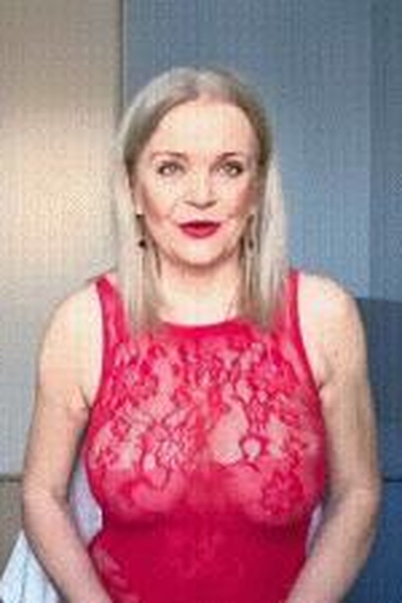 Doing Crazy Things When Home Alone - Screenshot 1 of 4 - Blonde Hair (Female)