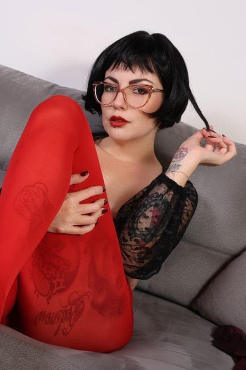 Black Haired Diva Tries On Different Nylons - Screenshot 1 of 4 - Bobcut