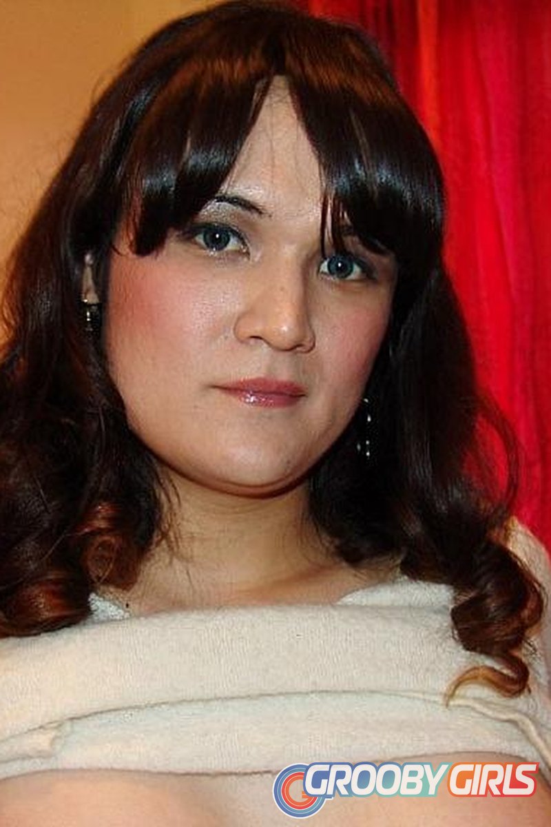 Beautiful Mink Spreads Wide! - Screenshot 1 of 4 - Transgender