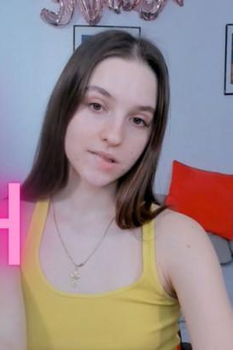 Lips Fetish - Screenshot 1 of 4 - Brown Hair