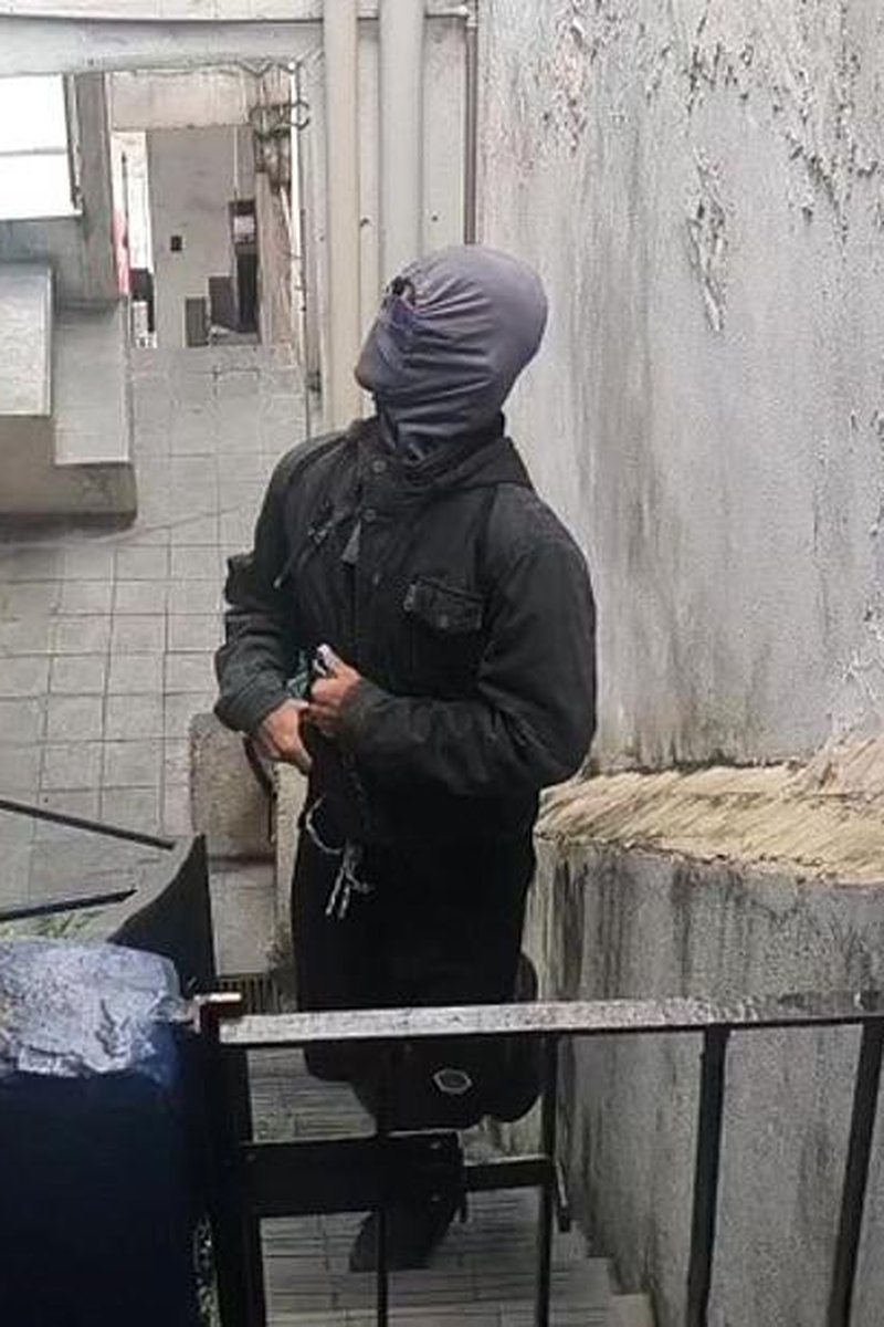 TP-kadusoares40-morador-de-rua-entrou-na-minha-casa-e-me-pegou-a-forca-dei-gostoso
