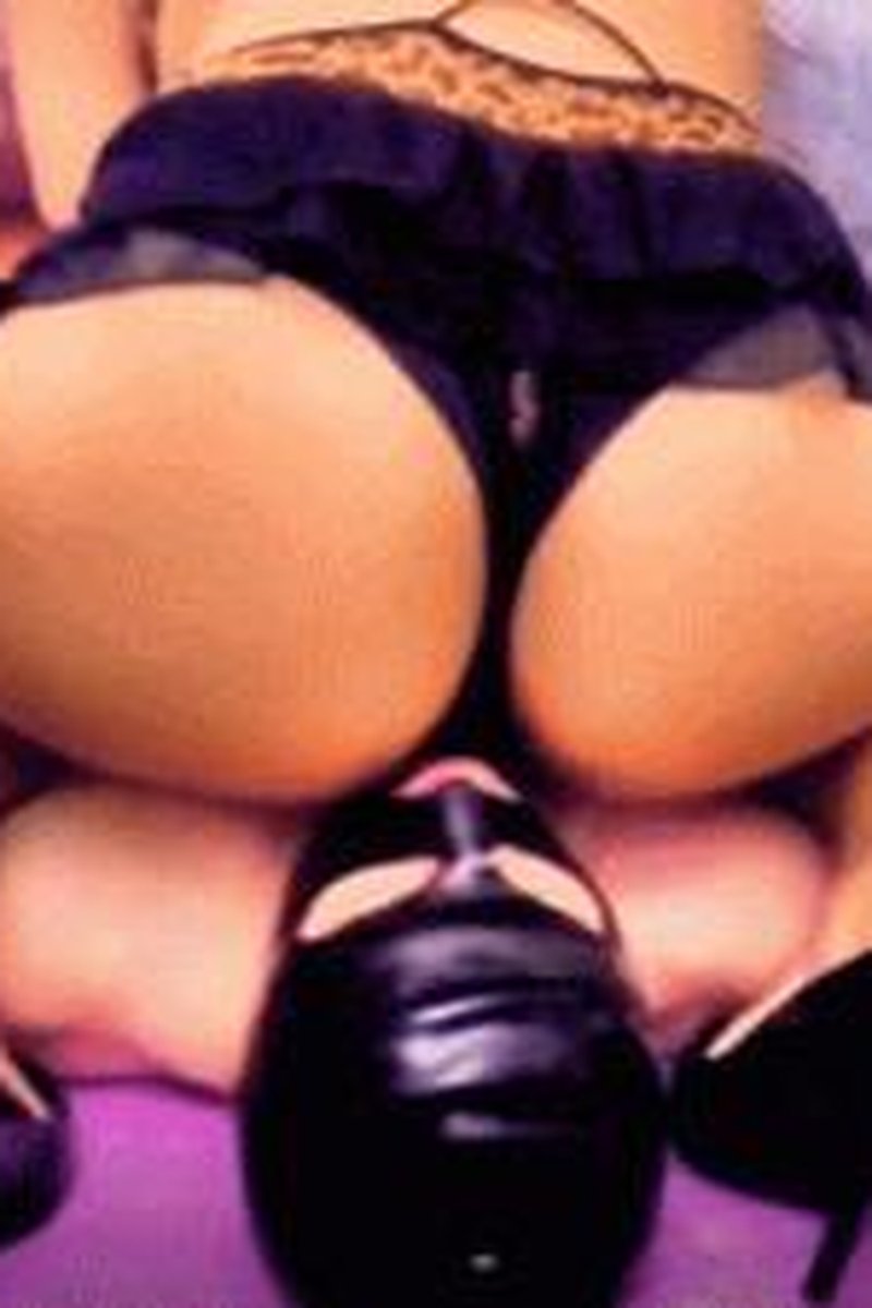 Lady Cherry Facesitting - Screenshot 1 of 4 - Ass Worship