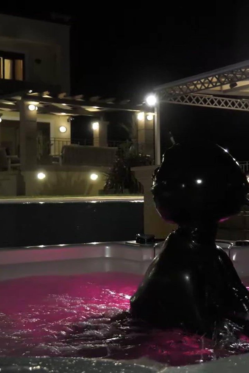 Rubber Doll Jacuzzi - Screenshot 1 of 4 - Latex Lucy