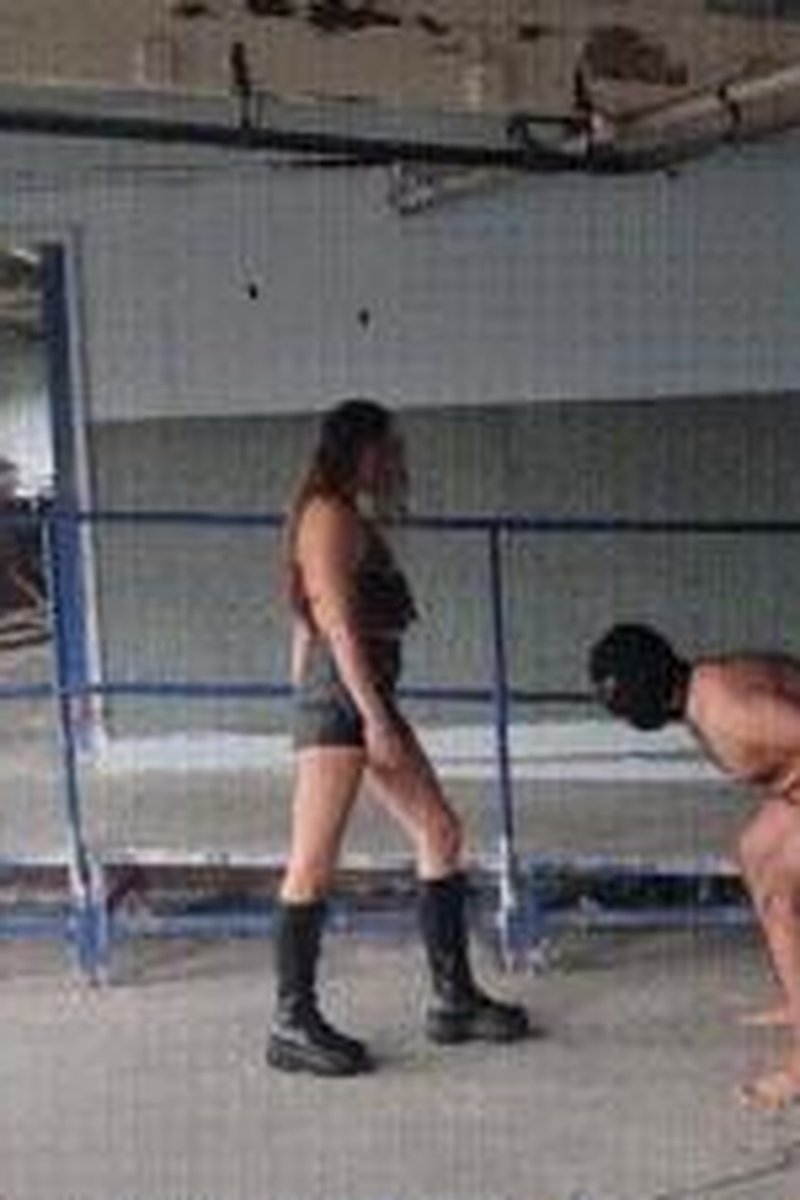 Ballbusting Warehouse Kicks - Screenshot 1 of 4 - Bodybuilder