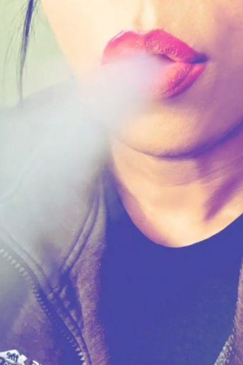 Vaping - Screenshot 1 of 4 - Lipstick Fetish