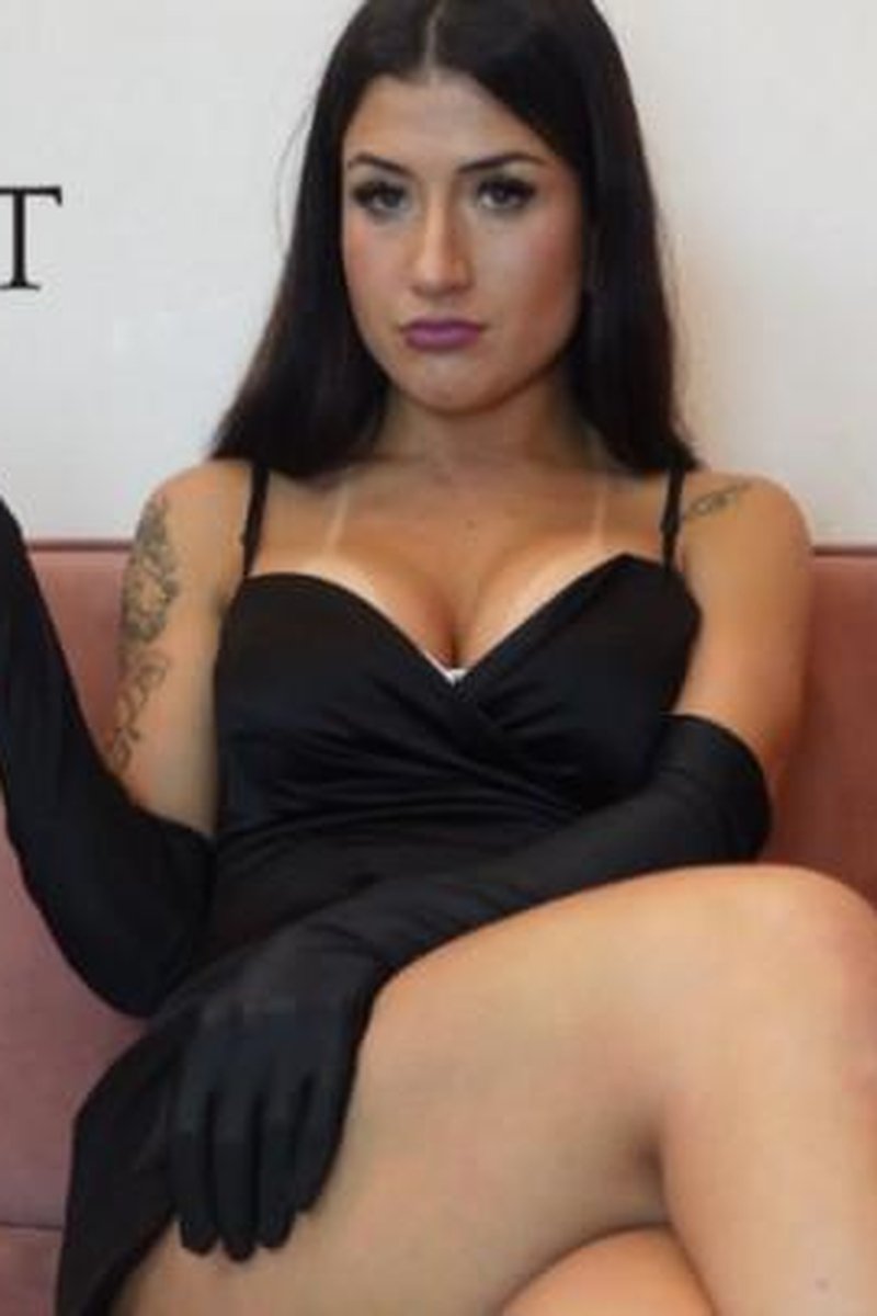 Basic Instinct By Anitta - Screenshot 1 of 4 - Leg Fetish