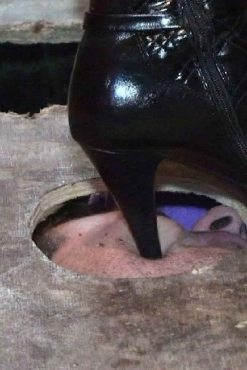 Calca Cu Cizmele Pe Fata Lui - Screenshot 1 of 4 - Crush Fetish