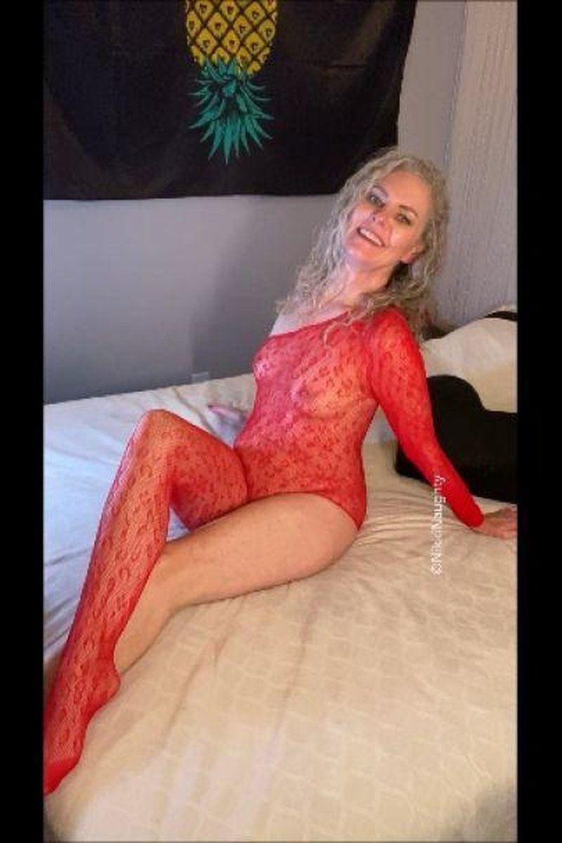 Watching Some Porn With My Suction Vibrator Snowman - Screenshot 1 of 4 - Amateur