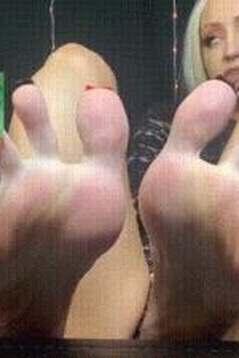 Toe Wiggling SPH - Screenshot 1 of 4 - Bitch