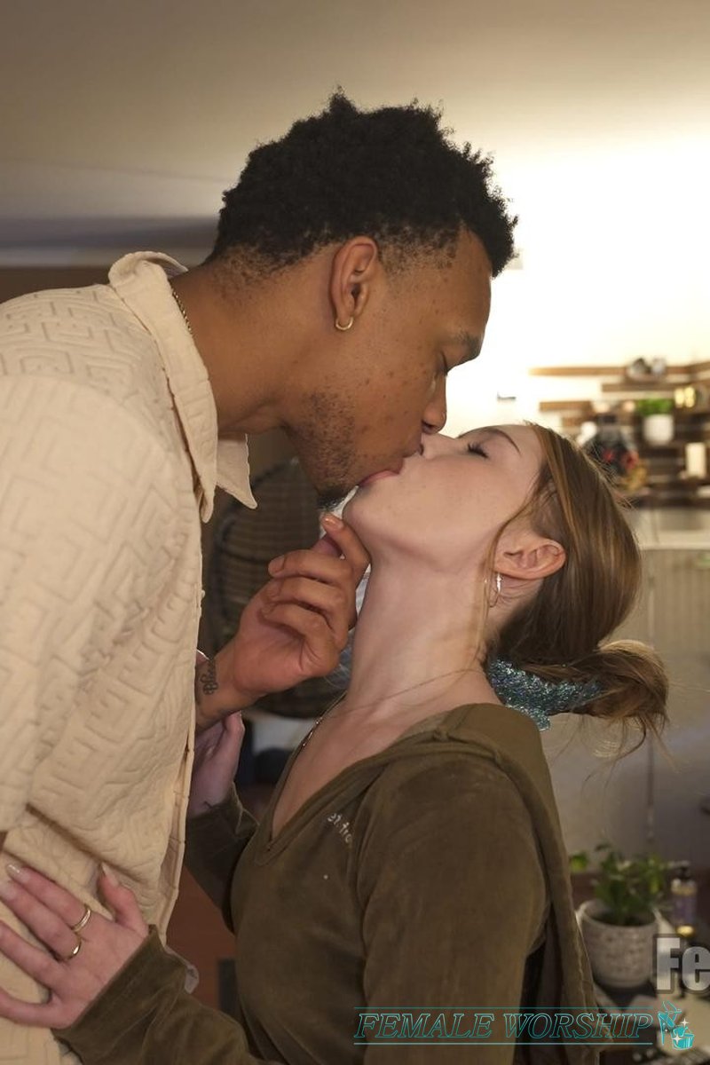 #880 - Screenshot 1 of 4 - Myra Moans