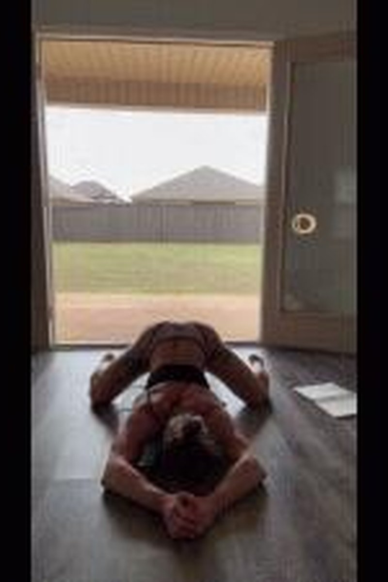 Stretch With Simone Steele - Screenshot 1 of 4 - BBC