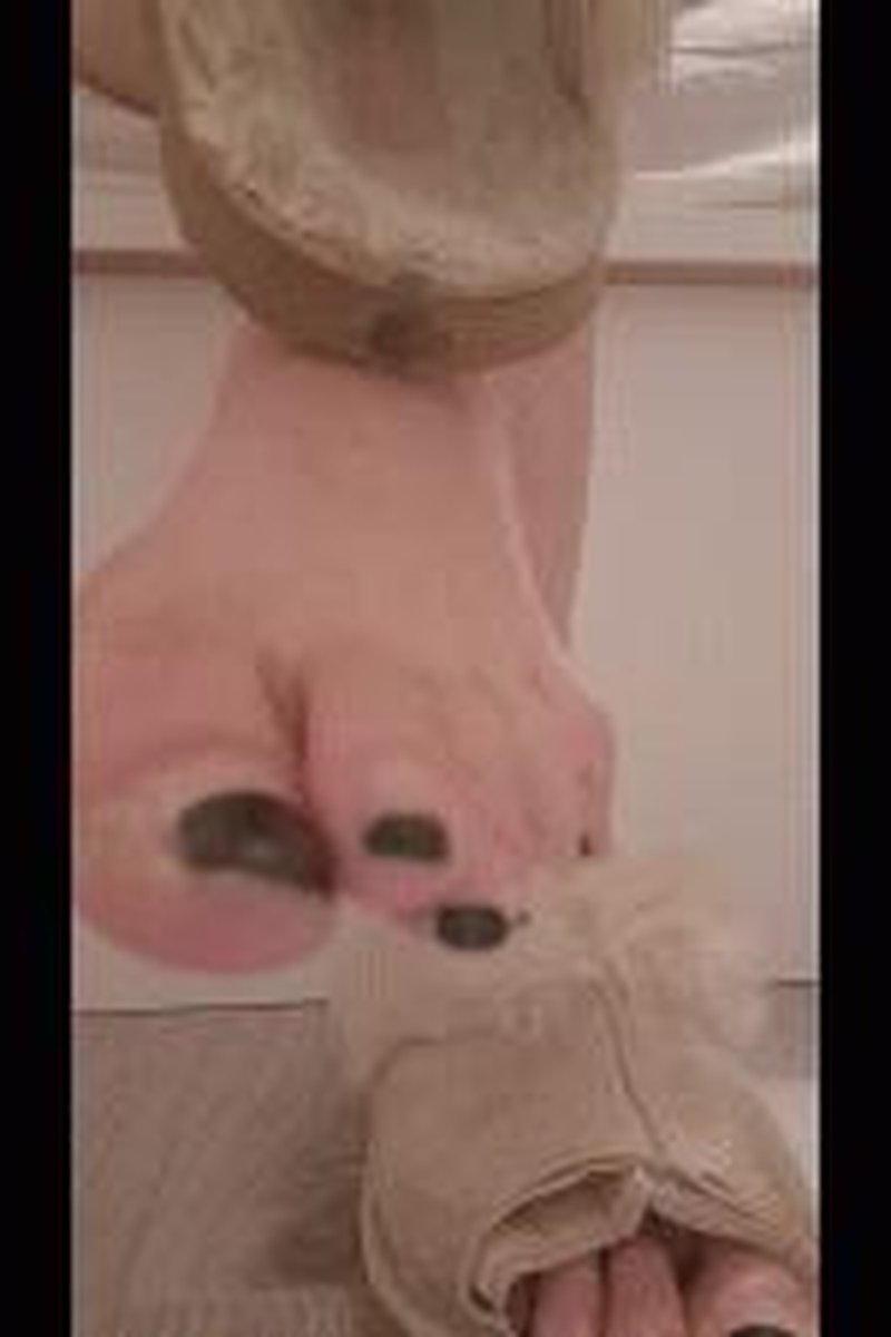 Long Toe Nails - Screenshot 1 of 4 - Foot Fetish