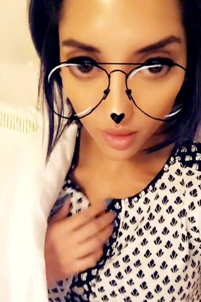 Tease Me - Screenshot 1 of 4 - Latin Woman