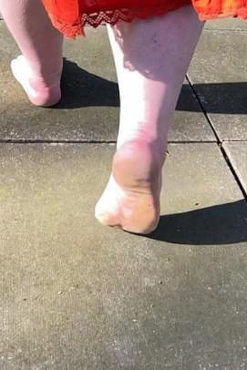 Barefoot Babe - Screenshot 1 of 4 - BBW