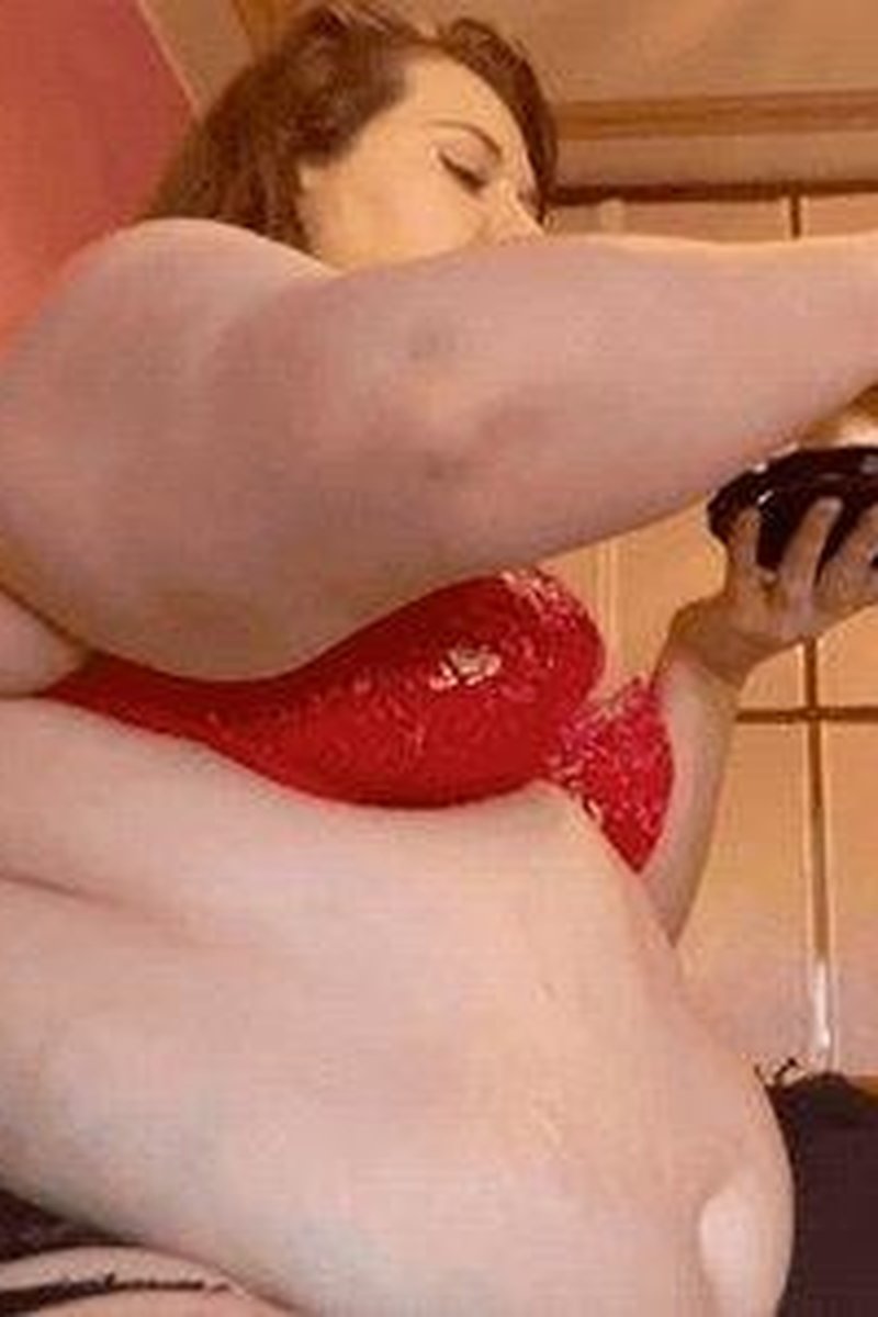 Devouring 3 Cakes - Screenshot 1 of 4 - BBW