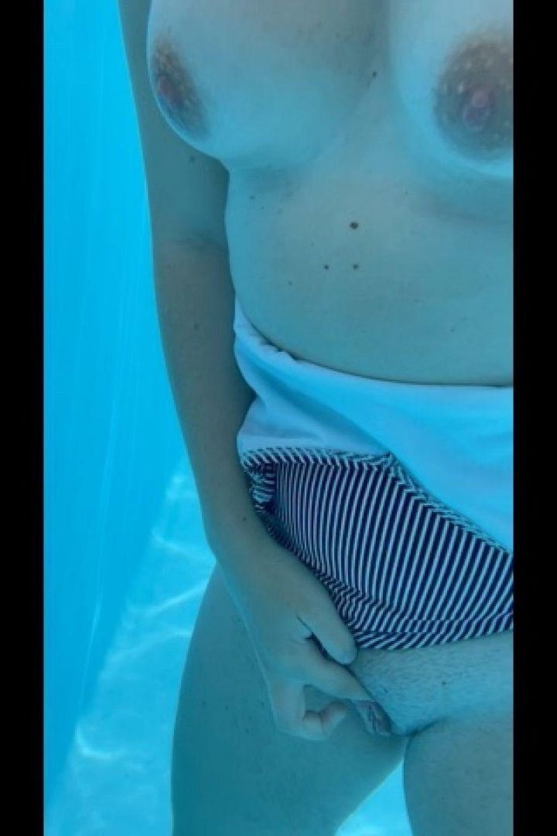Pool Flashing - Screenshot 1 of 4 - Bathingsuits