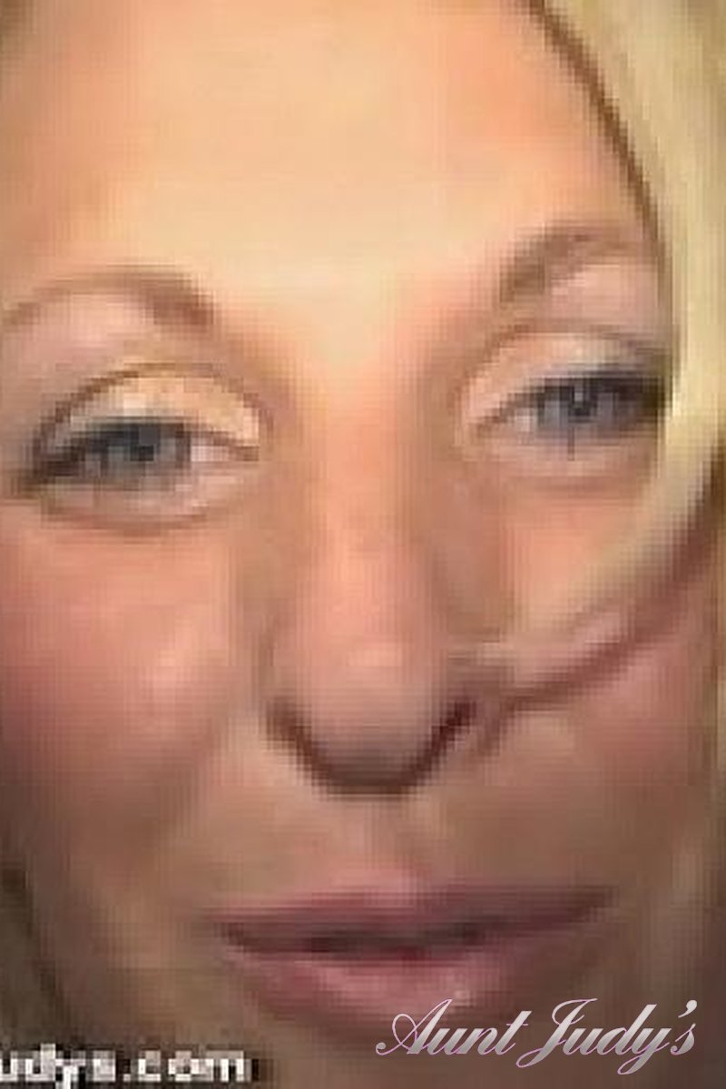 Sexy MILF Bee - Screenshot 1 of 4 - Bee Bee002