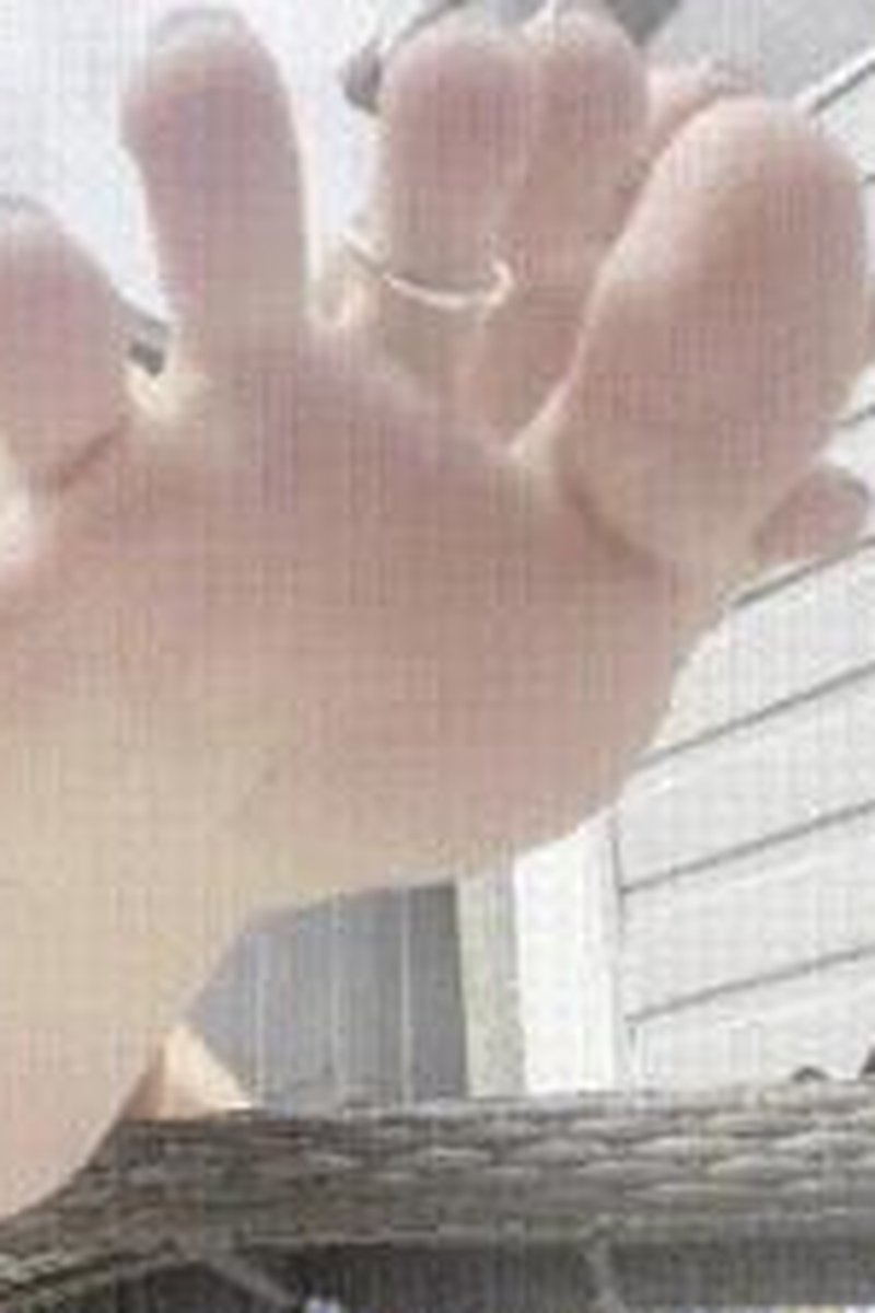 Toe Wiggling & Toe Rings - Screenshot 1 of 4 - Blonde Hair (Female)