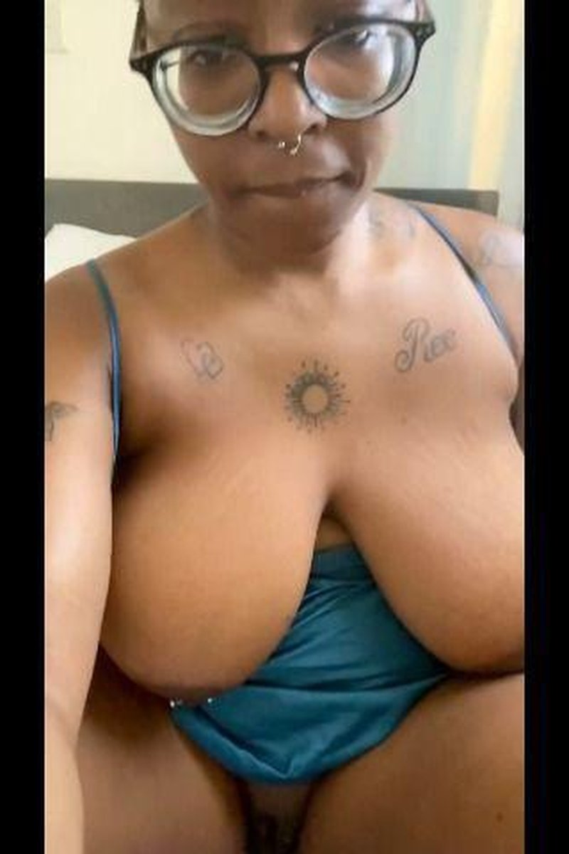 A Freaky MILF - Screenshot 1 of 4 - Black