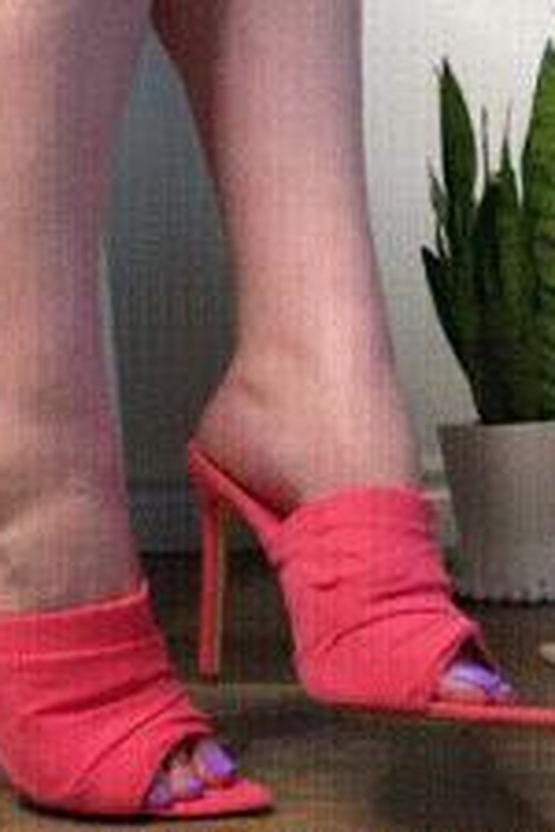 Aesthetically Pleasing Heel Dangle - Screenshot 1 of 4 - Dangling