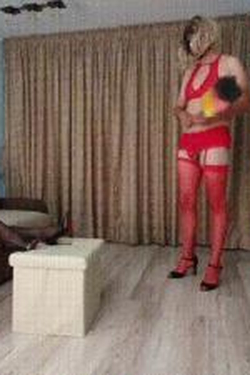 Multi-Usage Sissy Maid - Screenshot 1 of 4 - Blowjob