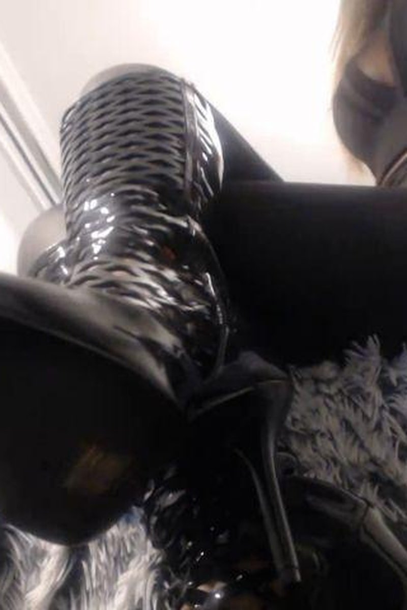 TP-manyvidsspanishfindomsonia-licks-soles-spanish-audio-1
